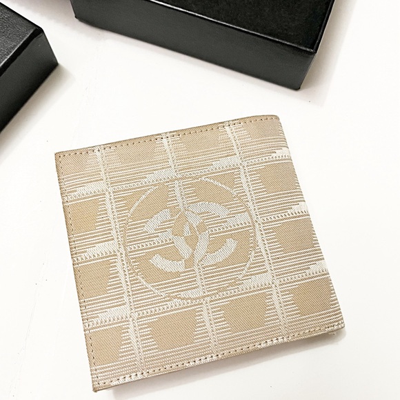 ✨GUC • CHANEL Beige New
Line Travel Bifold Wallet ✨AUTHENTIC - Picture 1 of 12
